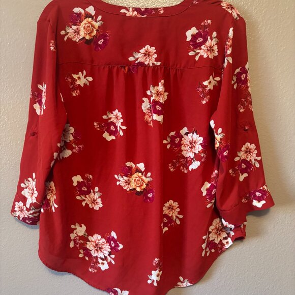 Red Floral Harper Georgette Button-Front 3/4 Sleeve Blouse - Torrid - 00X - Picture 2 of 4